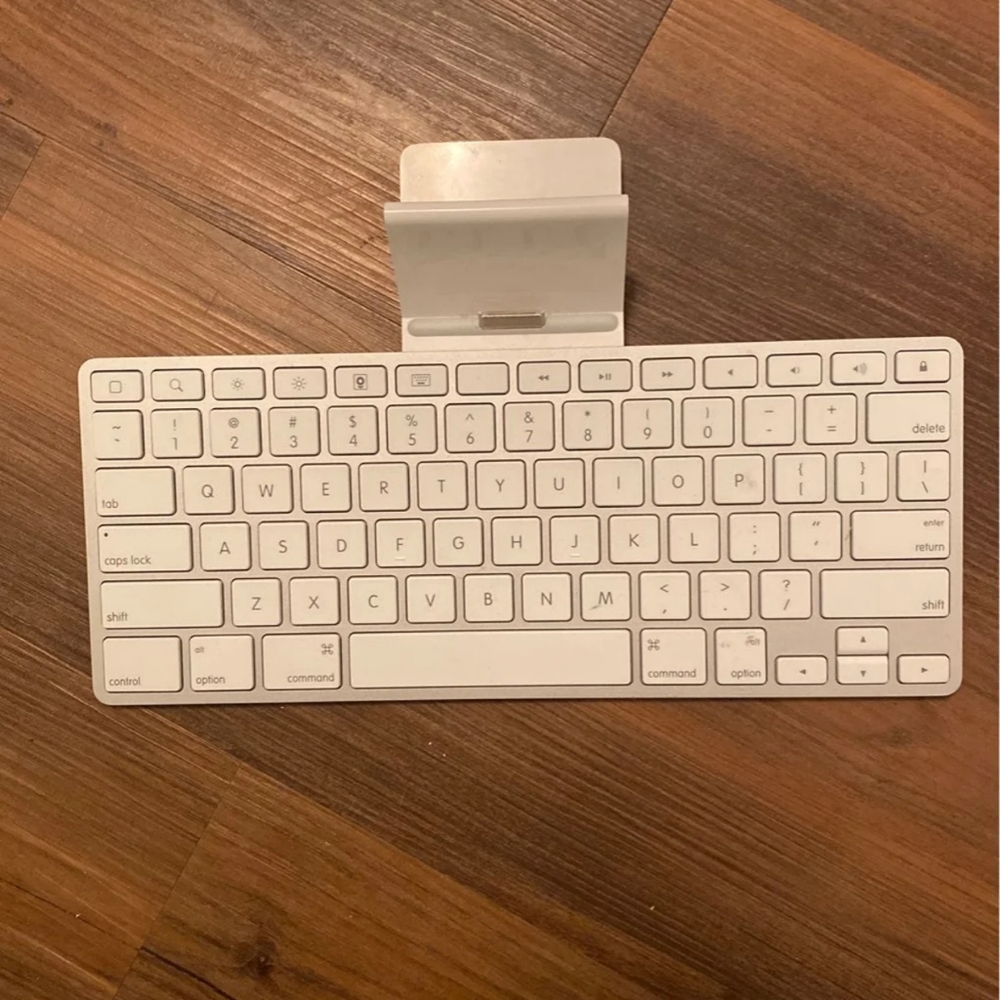 Apple Wireless Keyboard iPad Dock